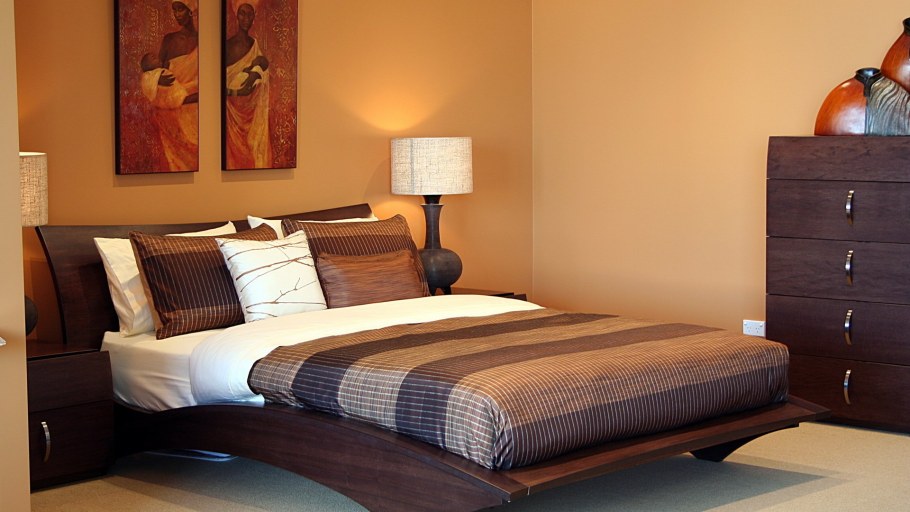 Спальня смтемной мебелью