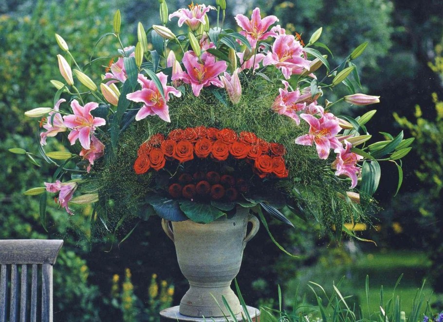 Лилии на клумбе