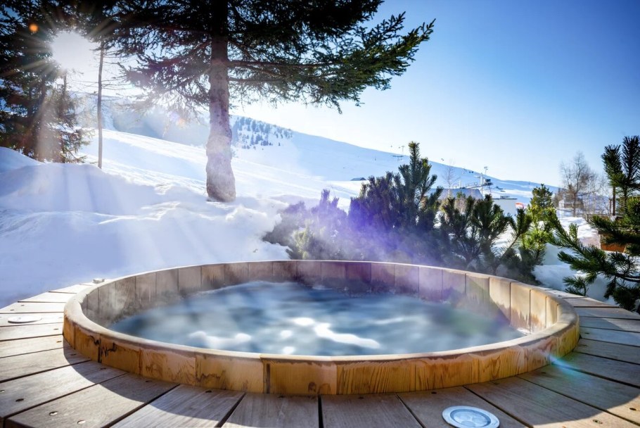 Уличный бассейн зимой