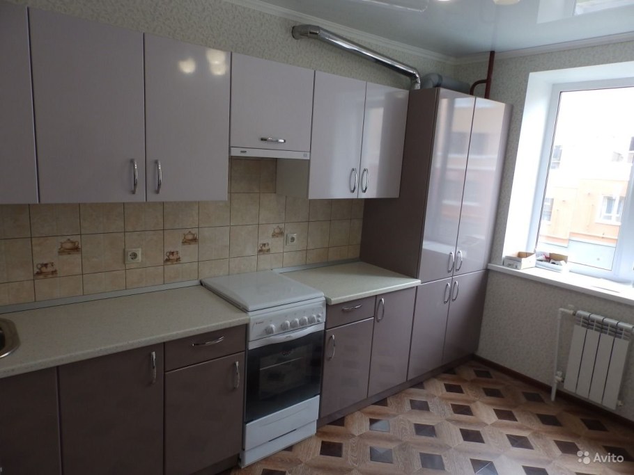 Угловая белая глянцевая кухня с черной столешницей 8кв м