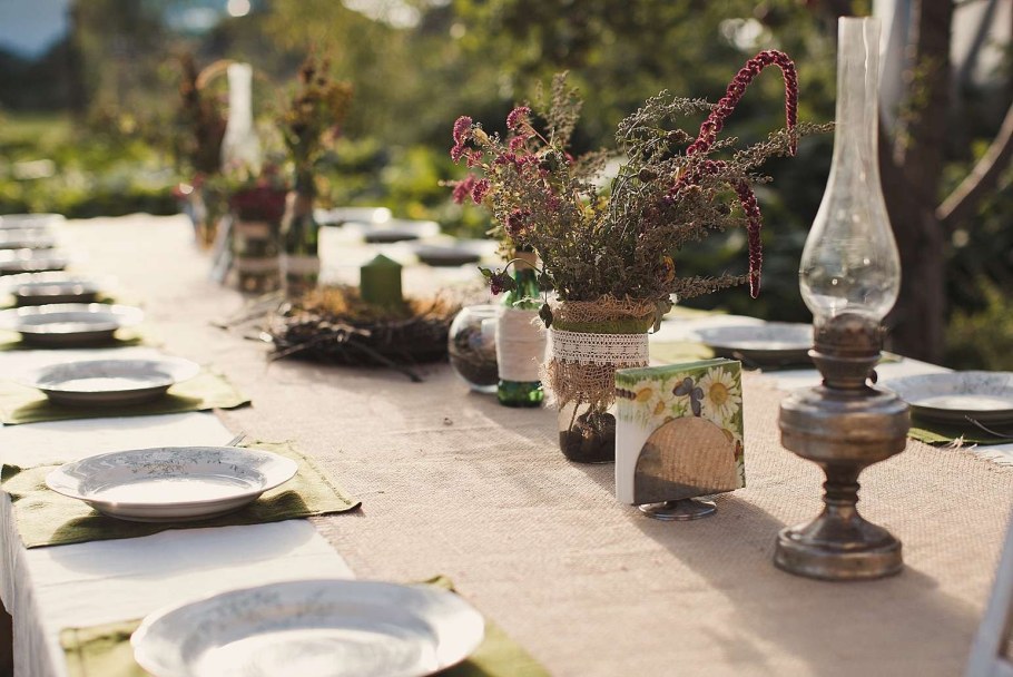 Украшение стола на улице