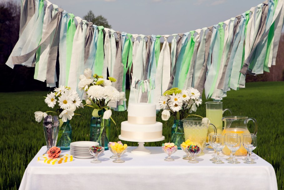 Украшение стола на свадьбу на природе