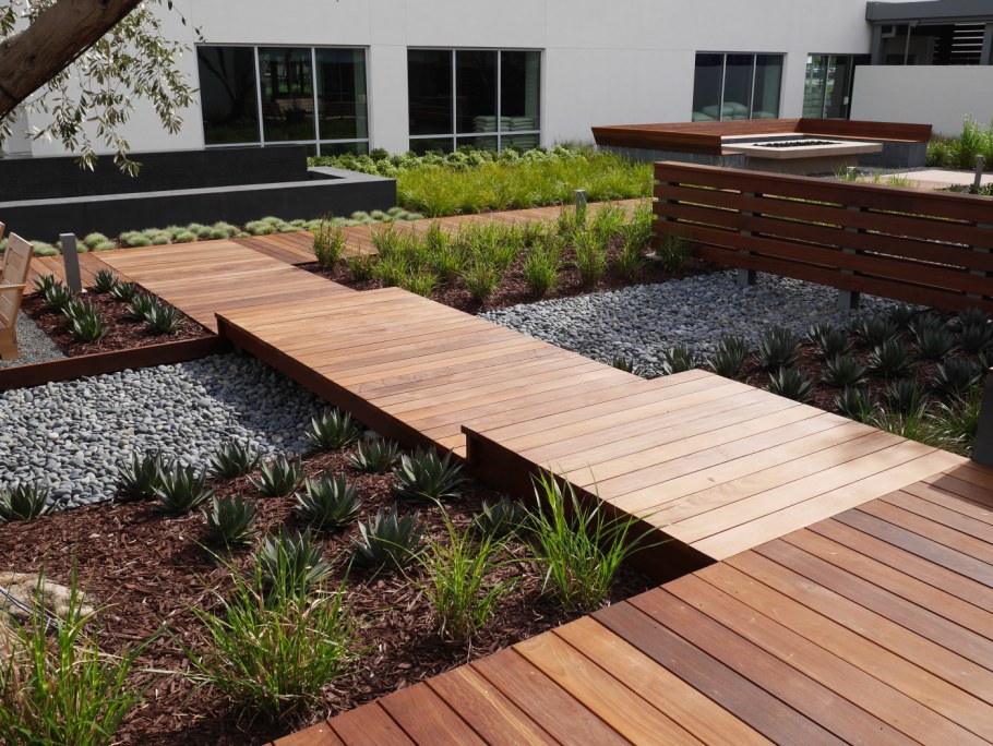 Деревянные дорожки в саду