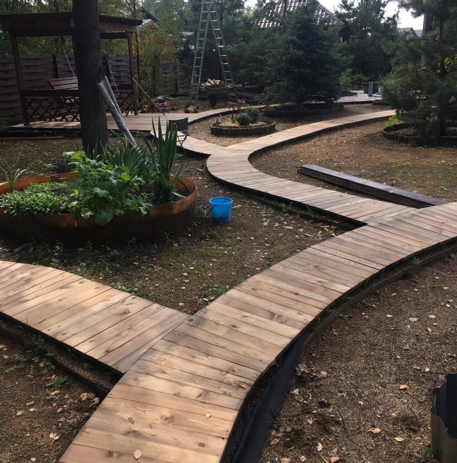 Деревянные дорожки на даче