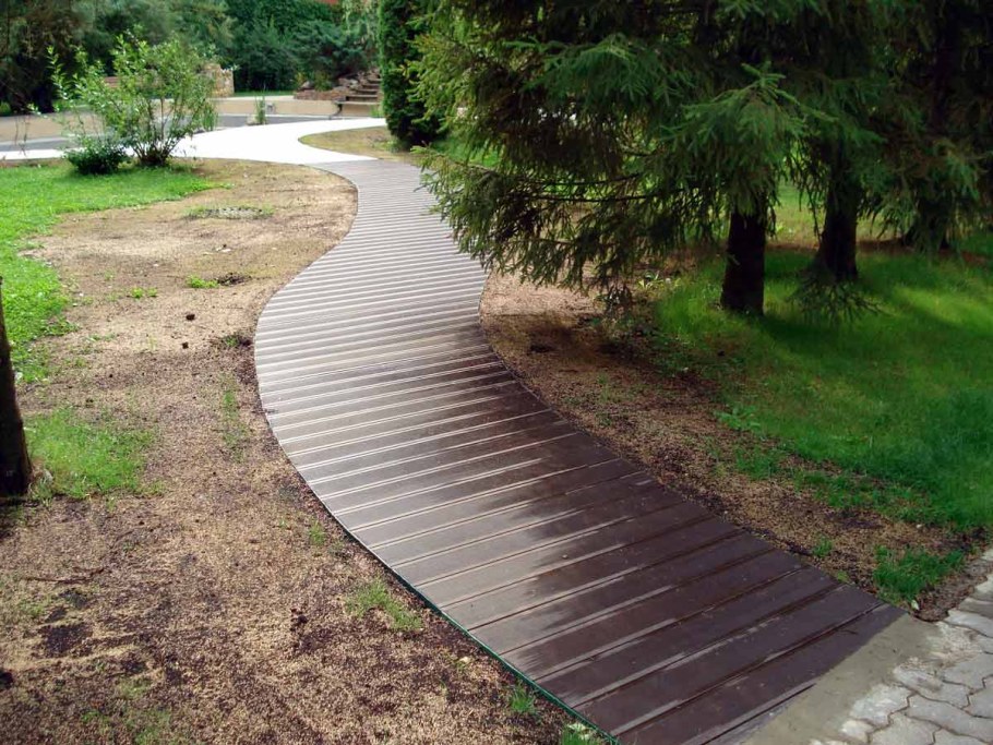 Деревянные дорожки на даче