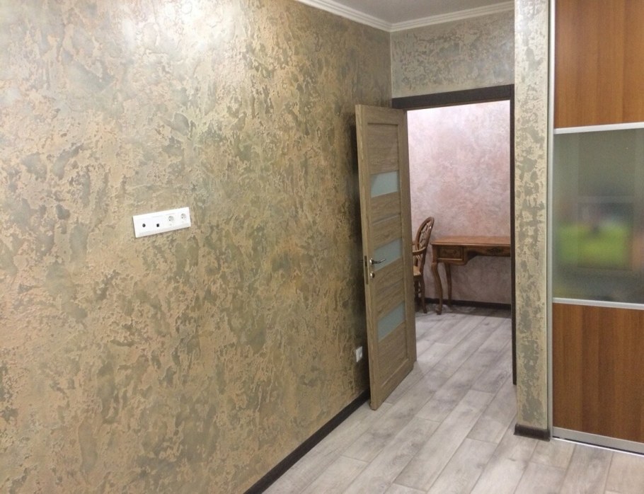 Декоративная штукатурка в коридоре квартиры