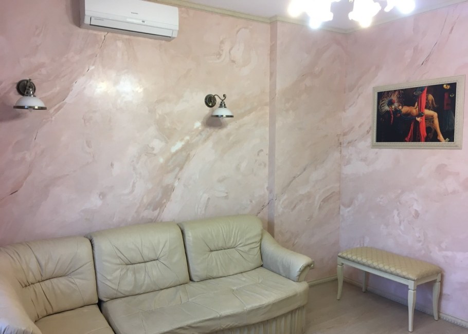 Венецианская штукатурка в зале под мрамор