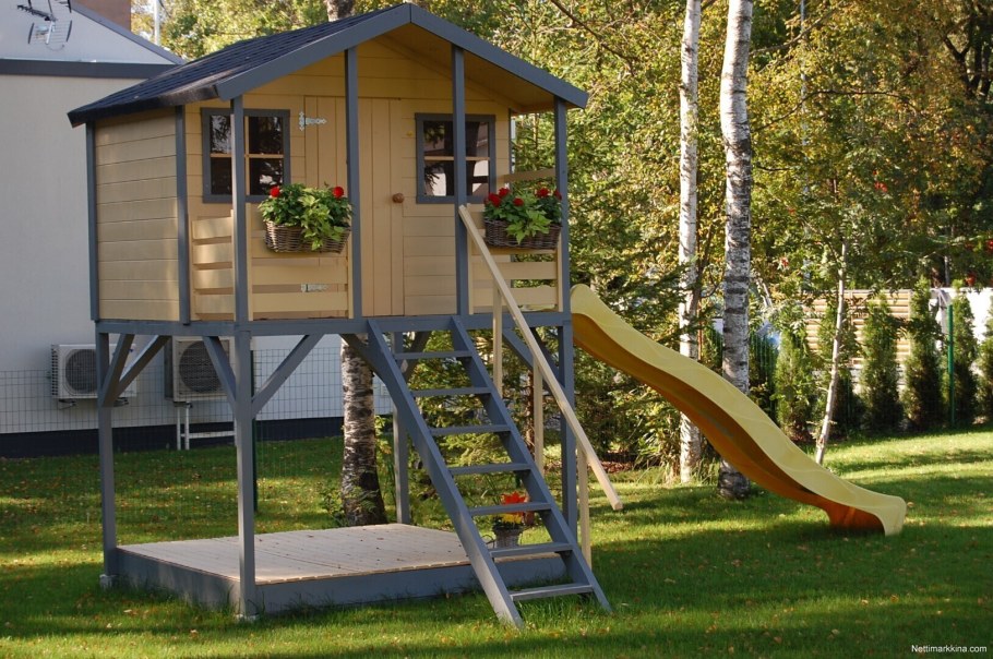 Детский домик на опорах