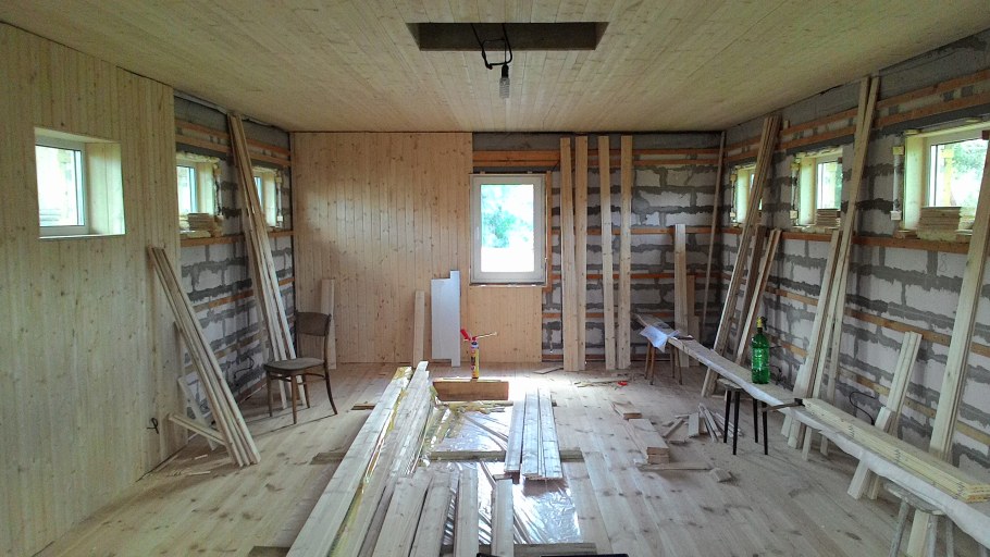 Старый дачный домик внутри