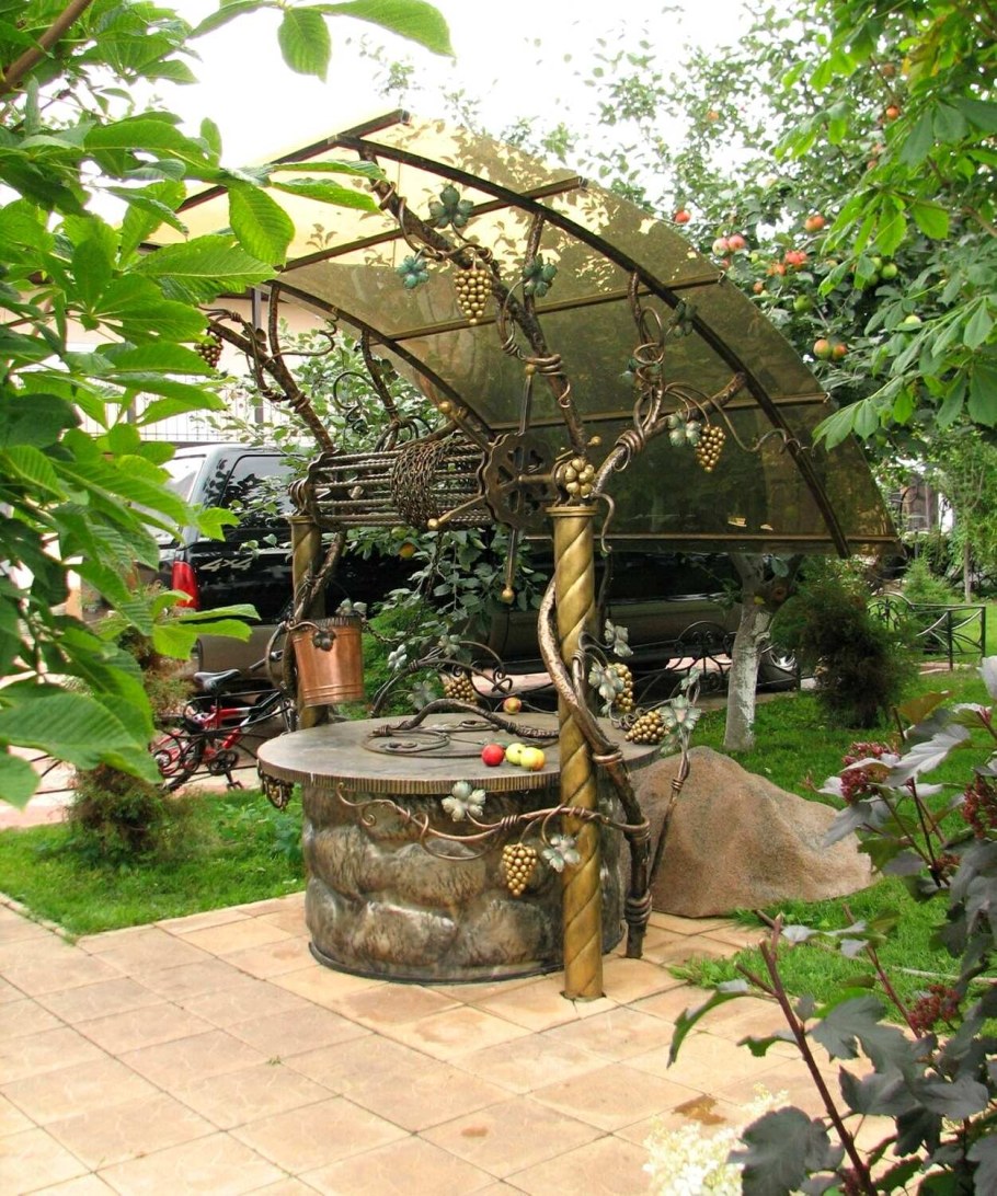 Декоративные каменные колодцы