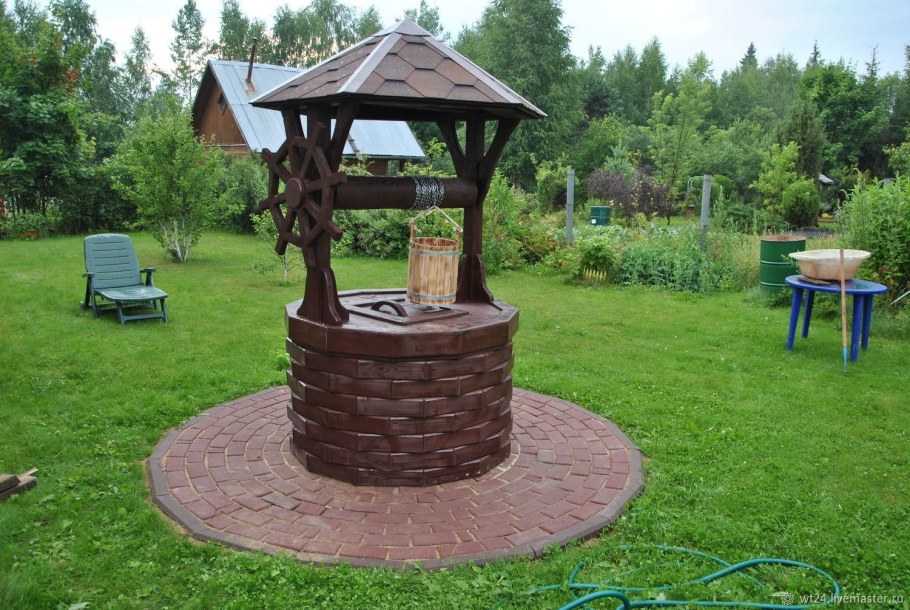 Украшение колодца на даче