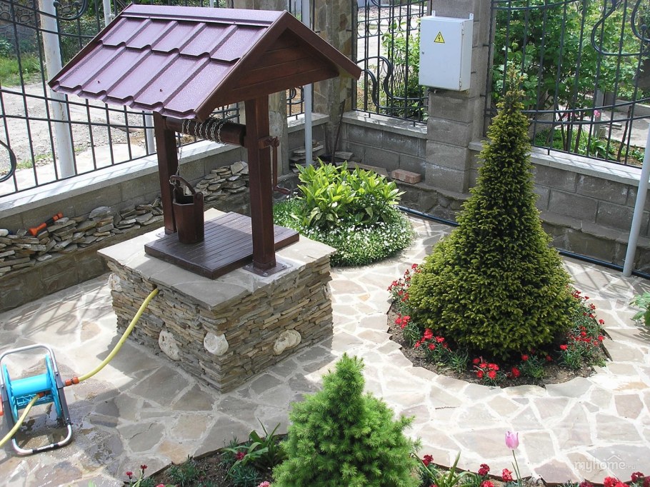 Декоративный колодец