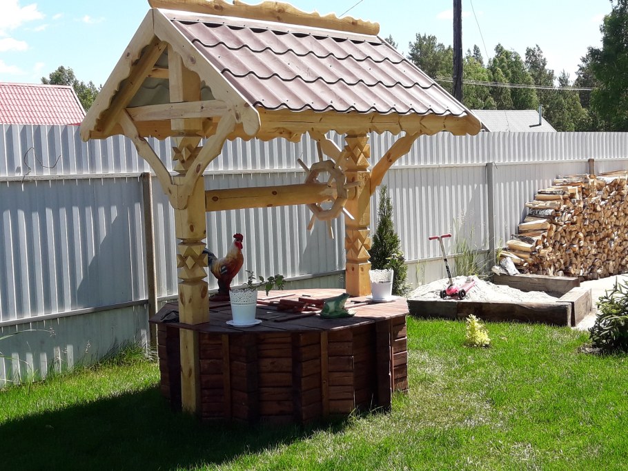 Украшение колодца на даче