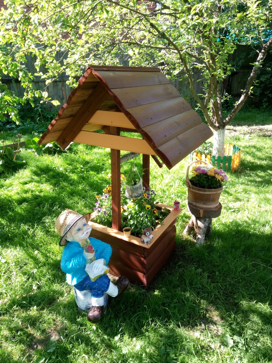 Декорируем колодец на даче