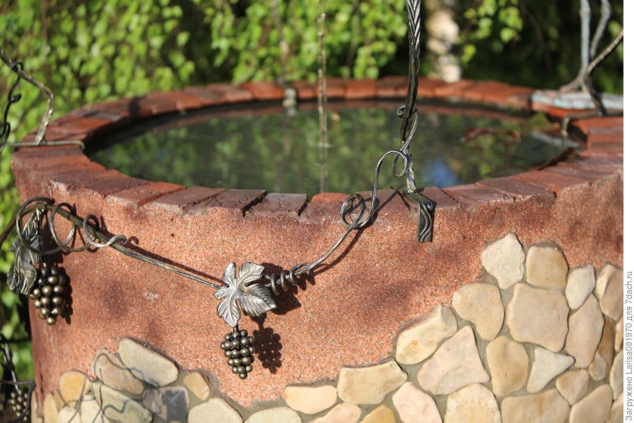 Декоративный колодец на участке