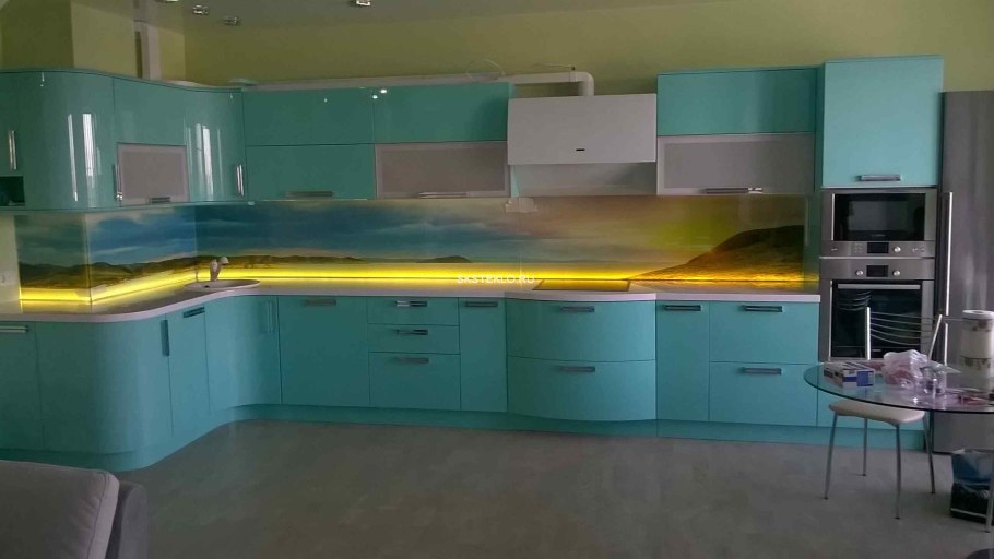 Кухонный фартук из стекла