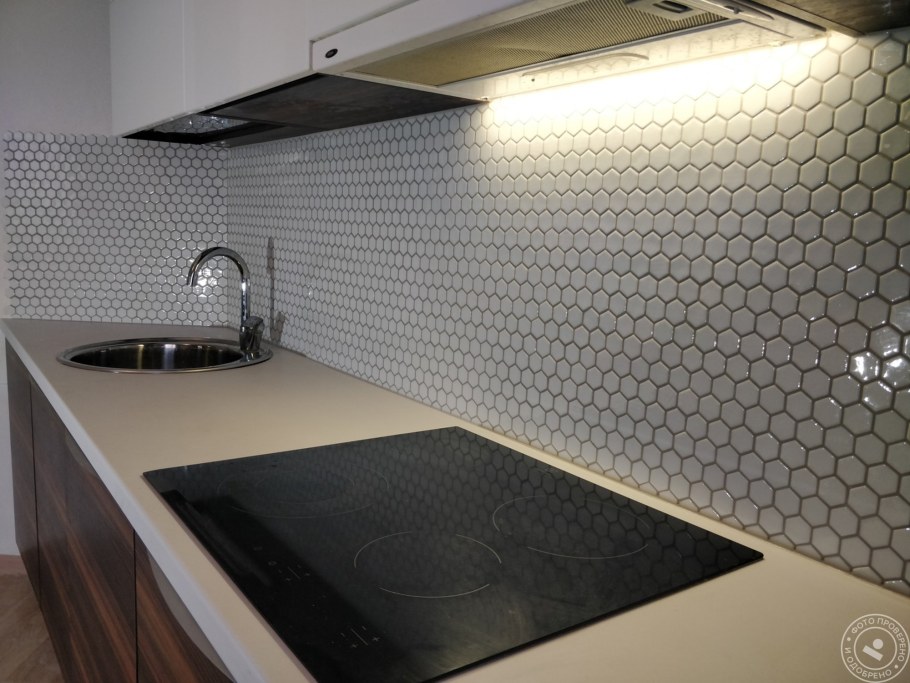 Мазайка белая маленькая плиточка на ыартук кухни