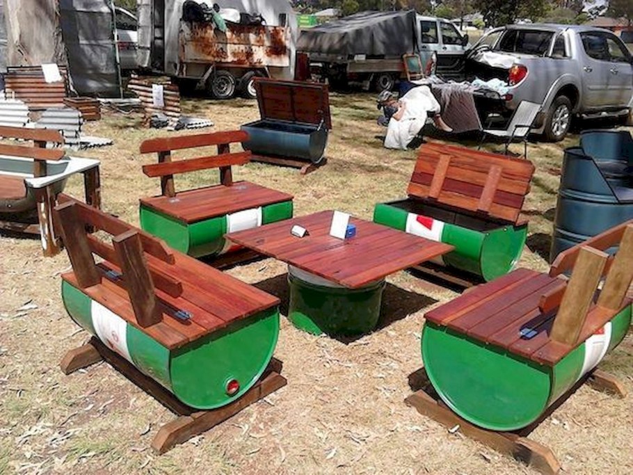 Садовая мебель из металлических бочек