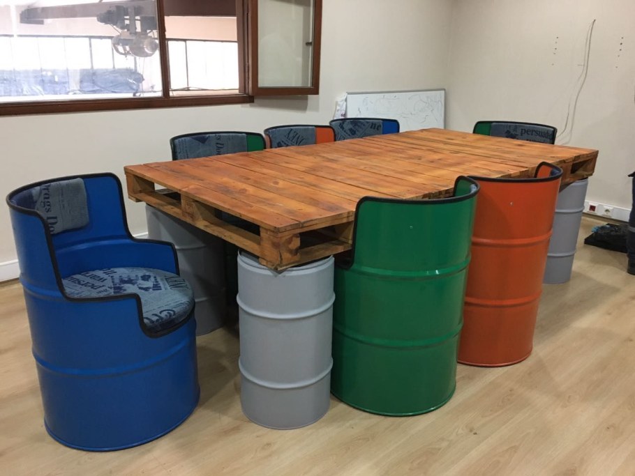 Барная стойка из бочек металлических