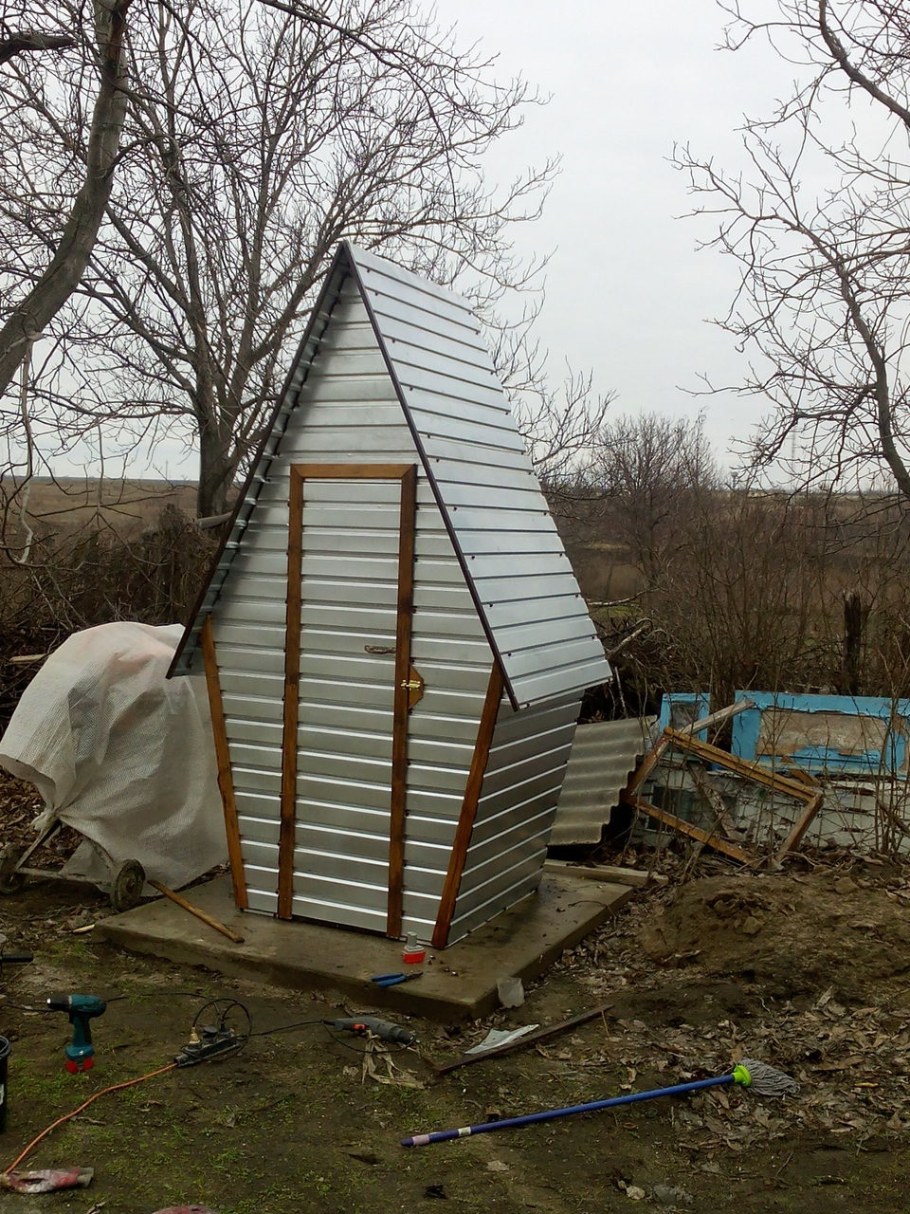 Железный туалет для дачи