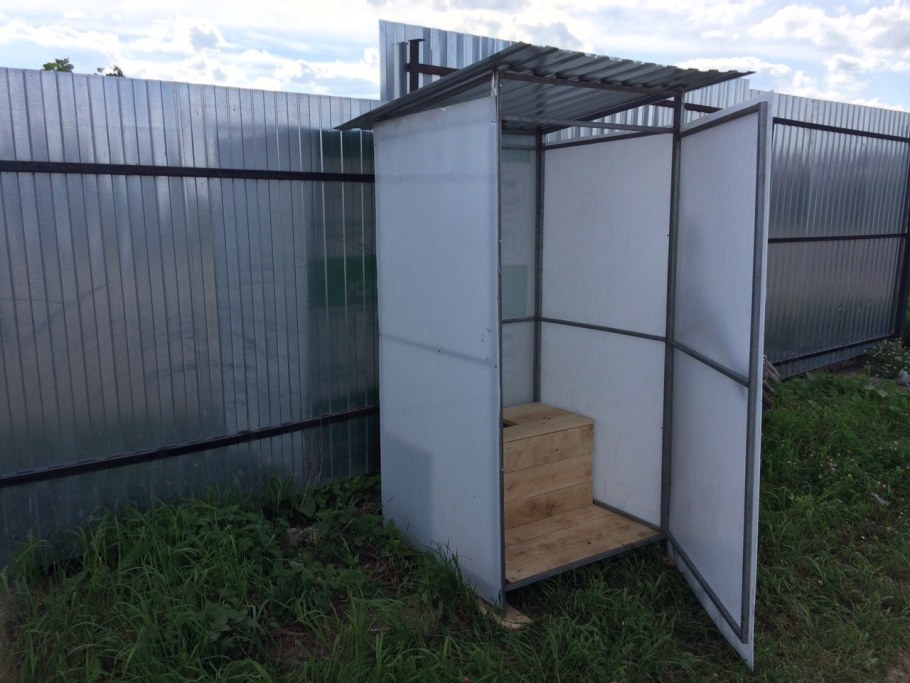 Туалет дачный с поликарбонатом