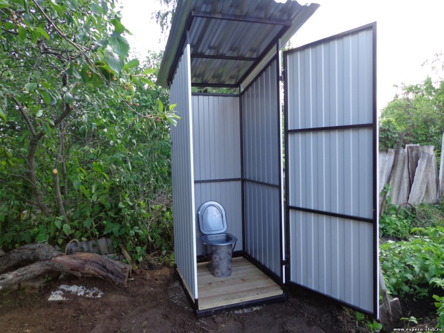 Уличный туалет из профнастила