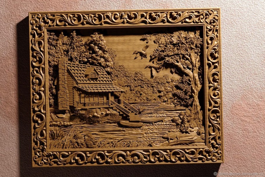 Резное панно из дерева