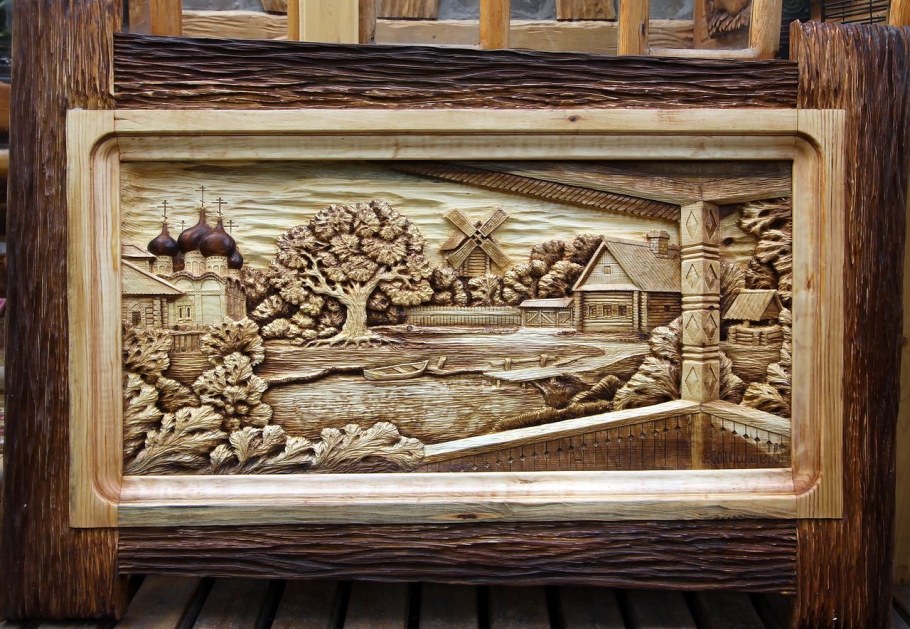 Панно в деревянном доме