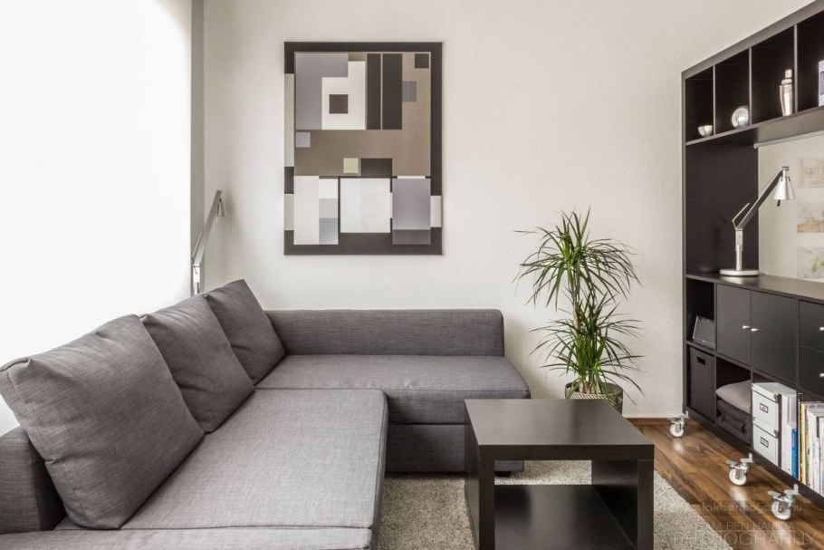 Угловой диван в небольшой комнате