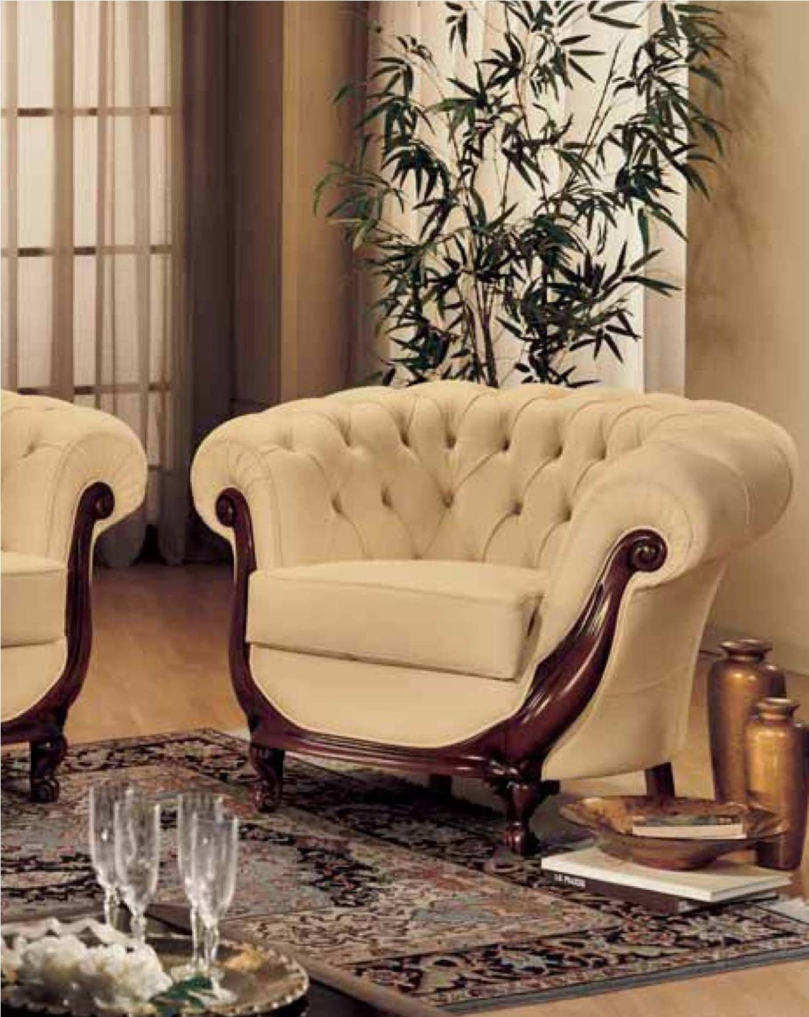 Красивое кресло для гостиной