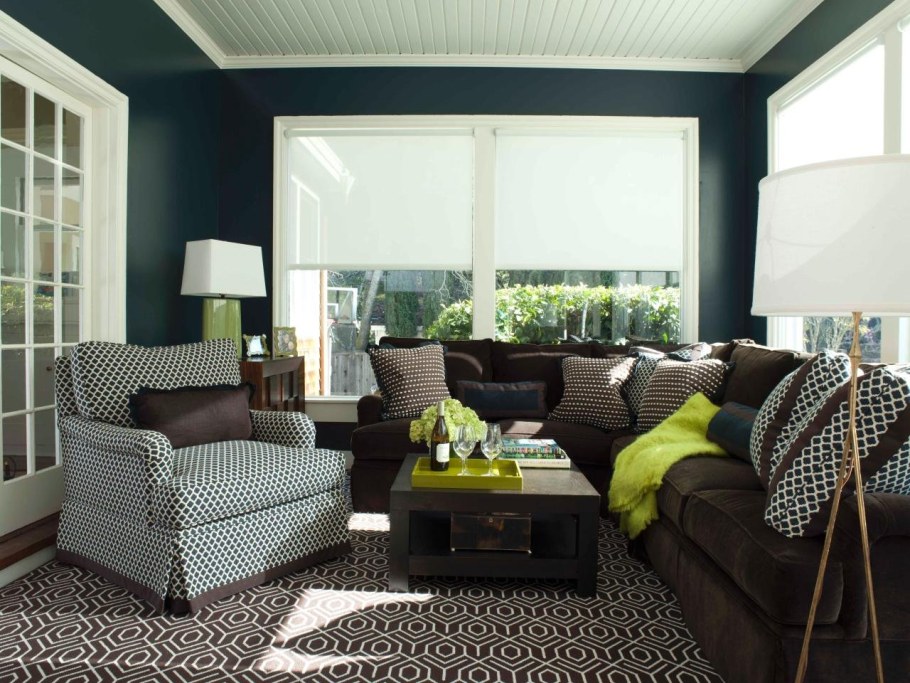 Темно коричневая кровать в интерьере