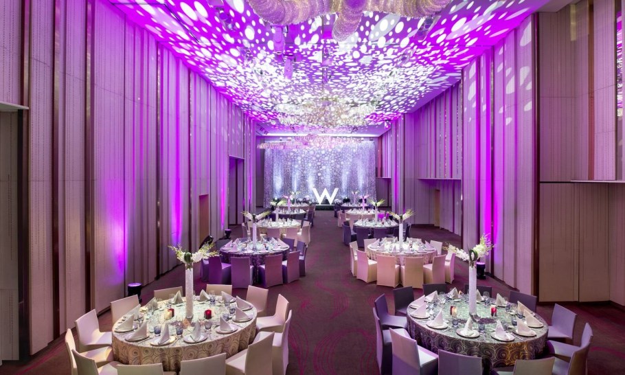 Банкетный зал потолок