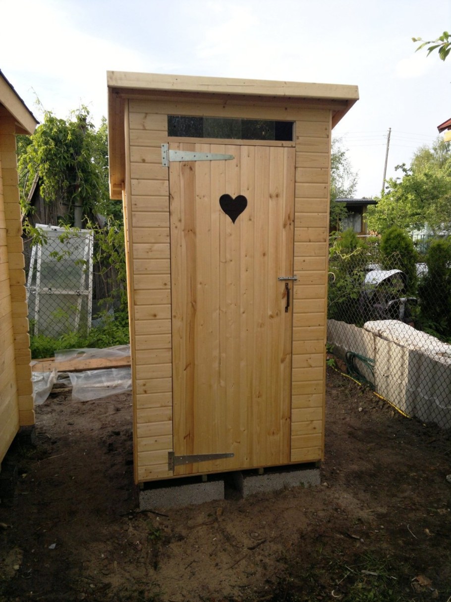 Дверь для дачного туалета