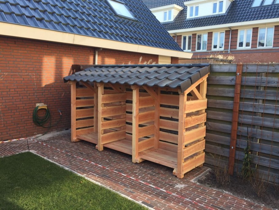 Навес для дров вдоль забора