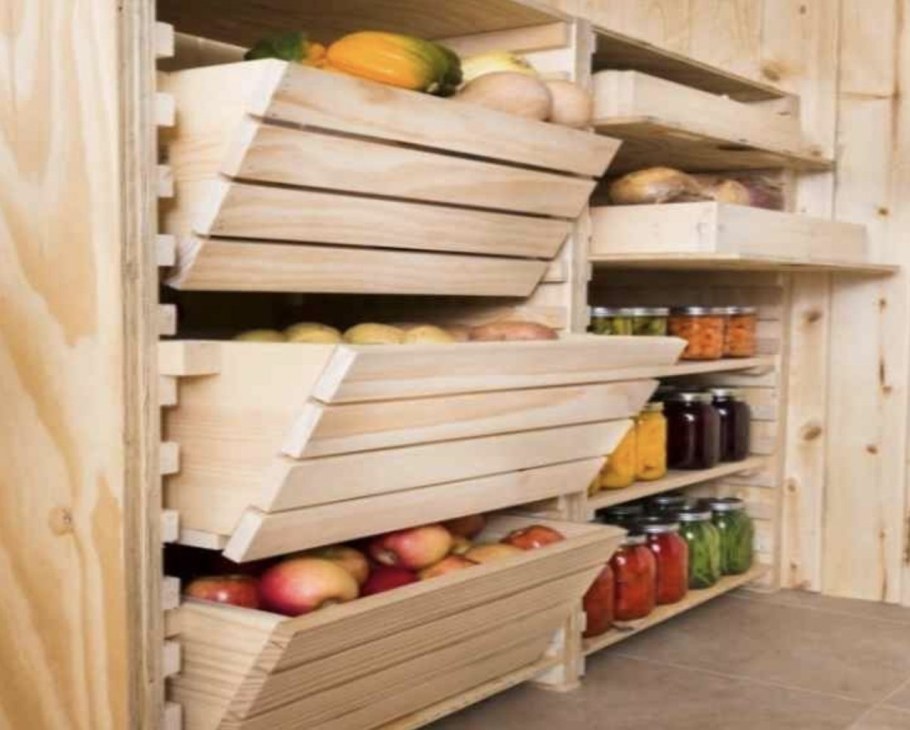 Стеллажи для банок в кладовке