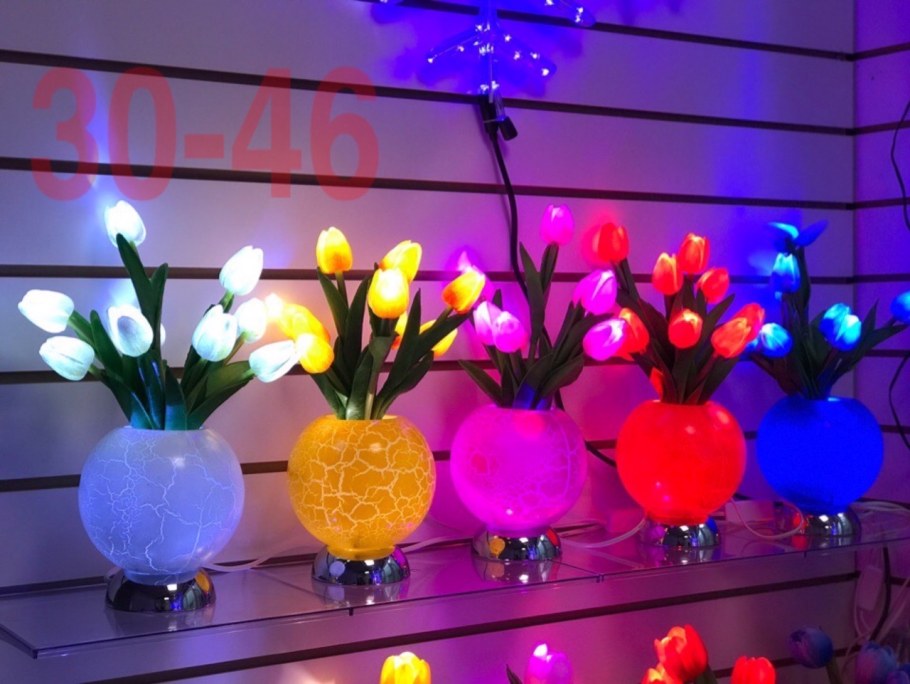 Светодиодная лампа ваза с тюльпанами