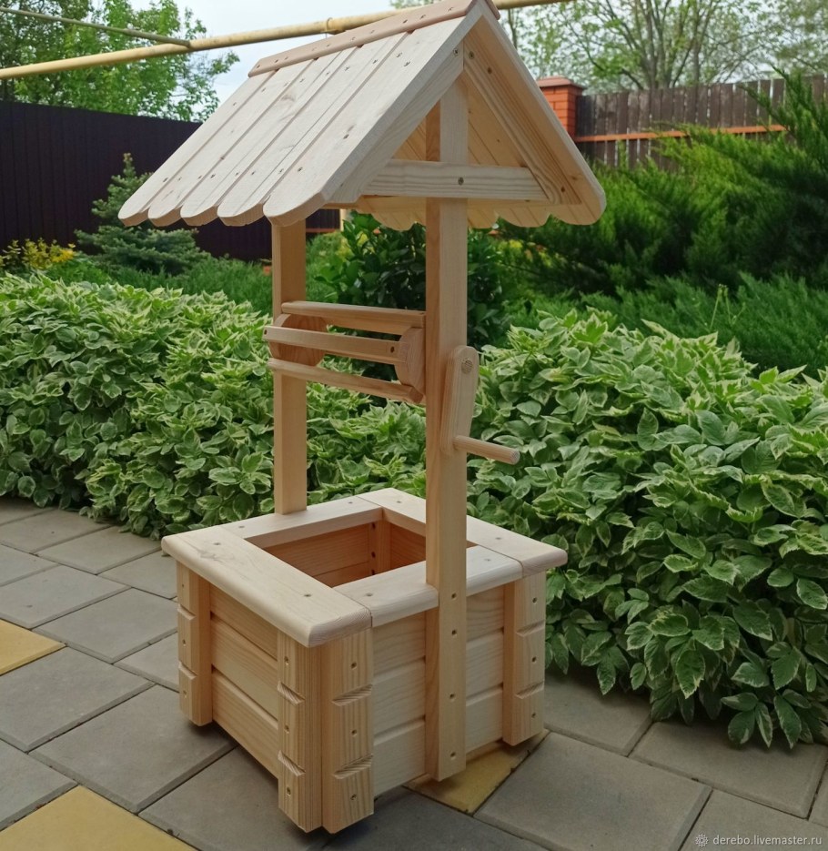 Колодец из бревен декоративный