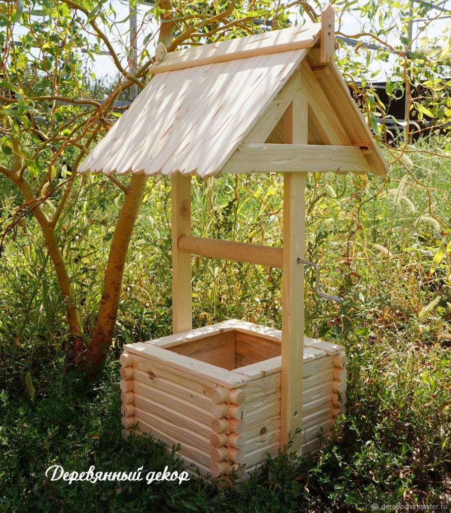 Декоративный колодец из бочки деревянной