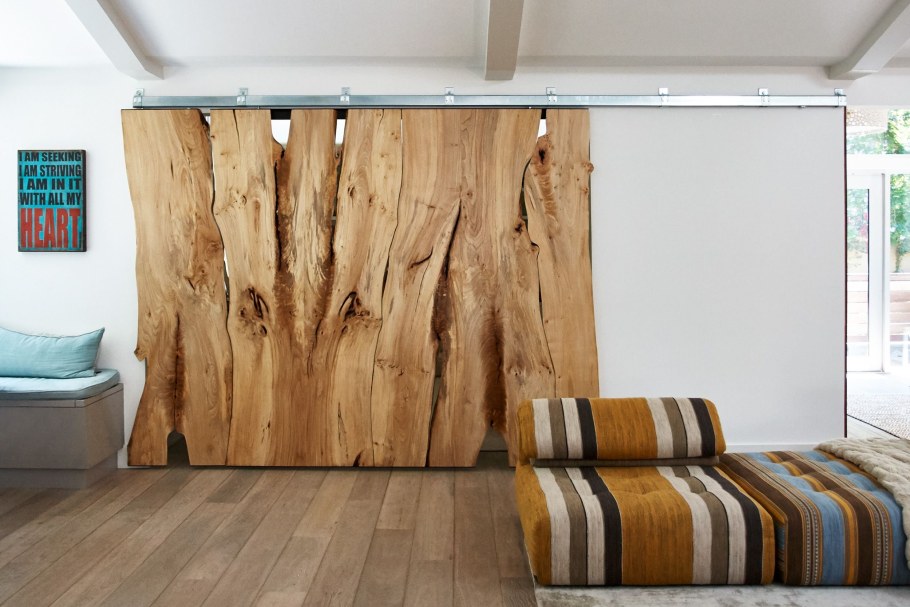 Слэб дерева на стене