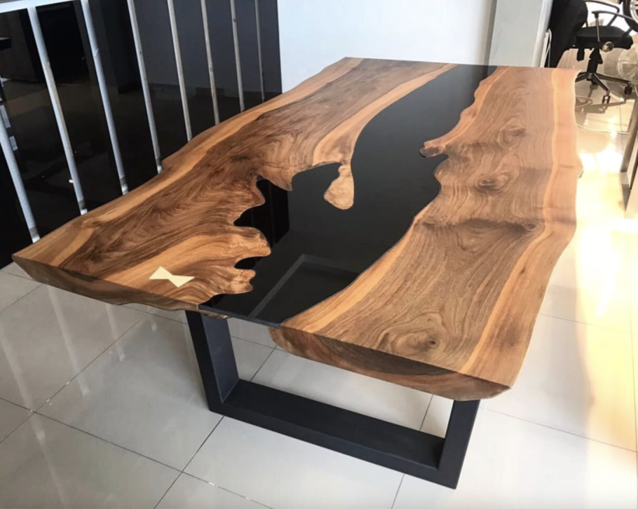 Стол из слэба с рекой