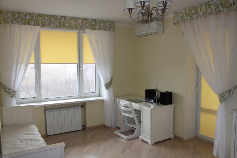 Квадратная спальня с 2 окнами