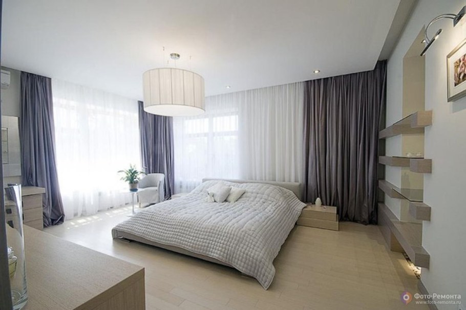 Спальня с двумя окнами