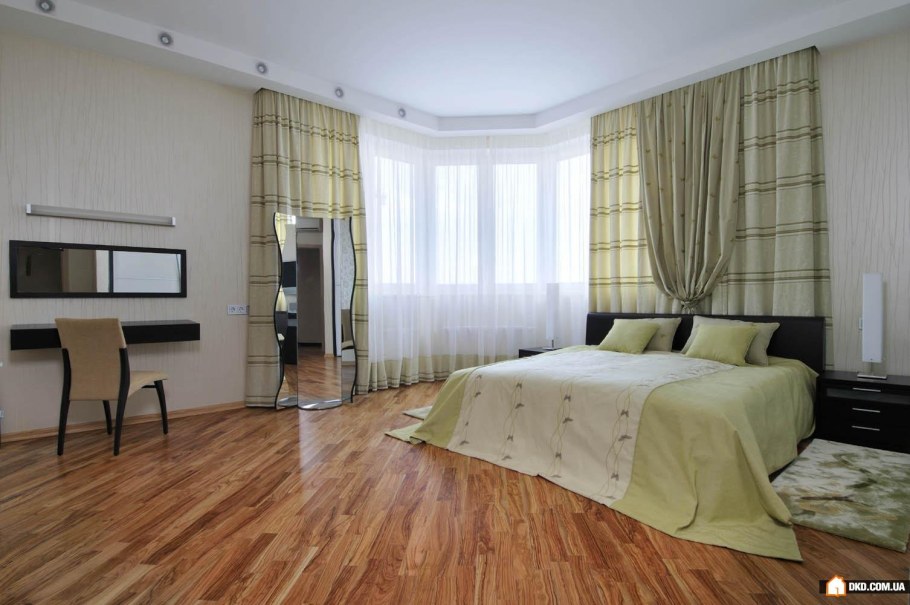 Спальня с несколькими окнами