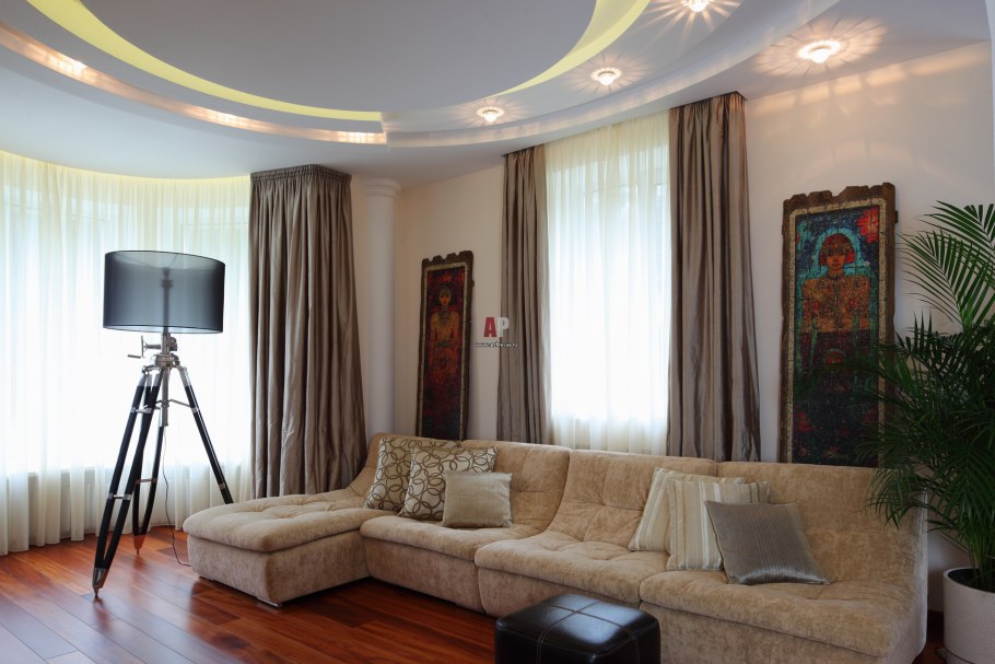 Гостиная с двумя окнами