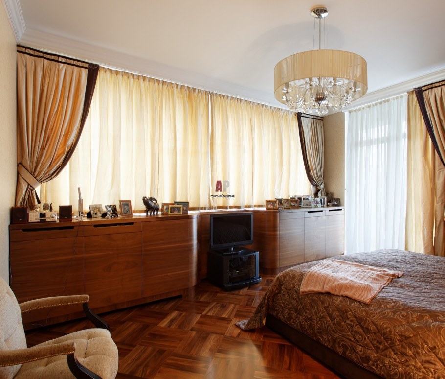 Планировка зала с двумя окнами