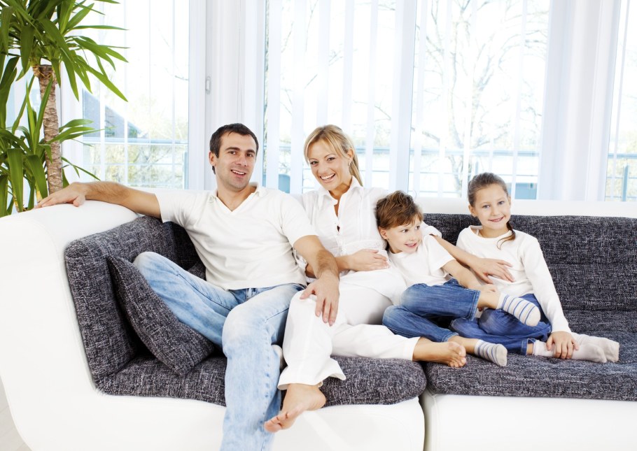 Счастливая семья в гостиной