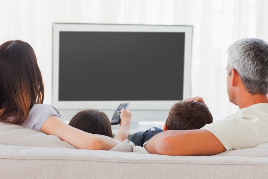 Счастливая семья на диване