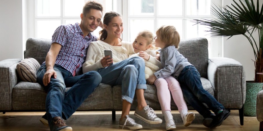 Счастливая семья на диване