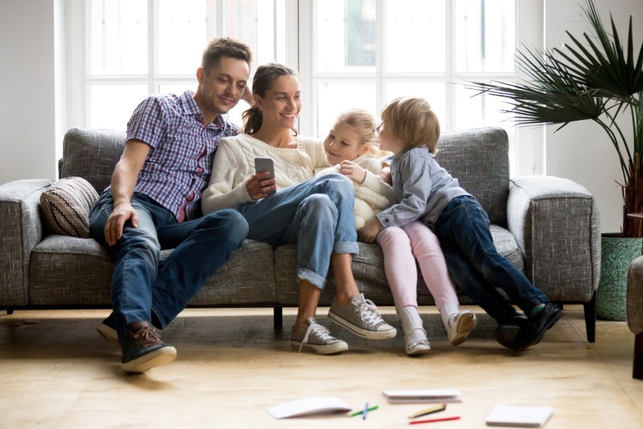 Семья на диване
