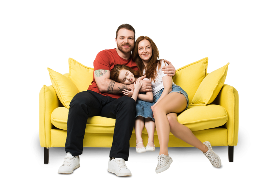 Счастливая семья на диване